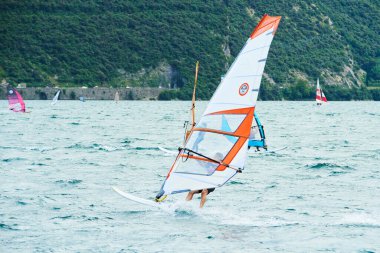 Denizde sörf ve sörf, su sporu 