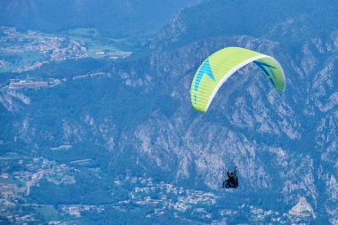Gökyüzünde paraşütçü, dağlarda aksiyon sporu 