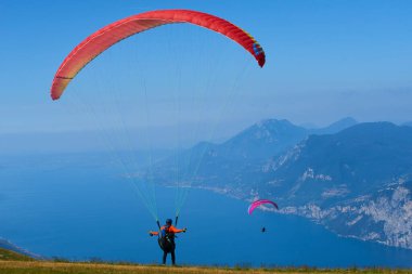Gökyüzünde uçan paraşütçüler, aksiyon sporu 