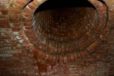 Yeraltı tuğlası bodrum katı.