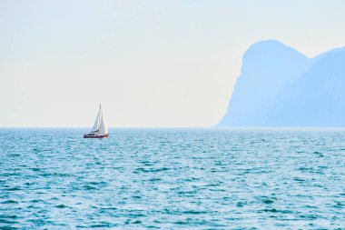 Mavi deniz suyunda yelkenli. 