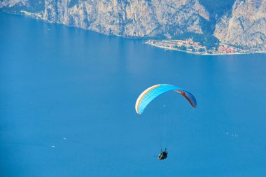Gökyüzünde paraşütçü, dağlarda aksiyon sporu 