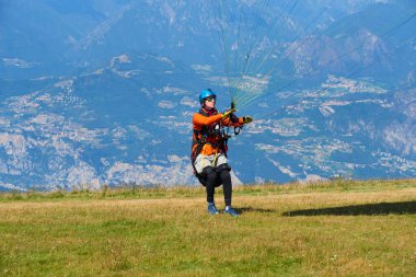 Paraşütçü adam uçmaya hazırlanıyor, dağlarda aksiyon sporu 