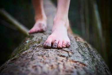 Yaklaş, ormanda çıplak ayakla yürüyen biri. 