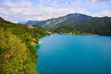 Dağlardaki göl suyu, doğal manzara güzellik ve seyahat havası. 