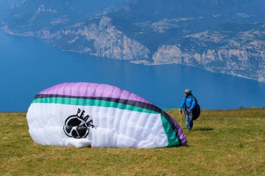 Paraşütçü adam dağlardaki çayırlara indi, aksiyon sporu 