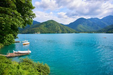 Yazın mavi göl manzarası, doğa güzelliği ve seyahat havası. 
