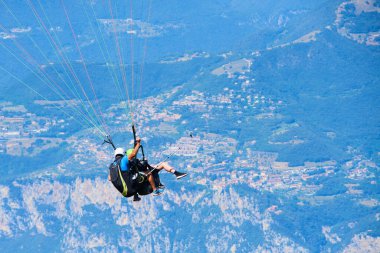 Gökyüzünde uçan paraşütçüler, aksiyon sporu 