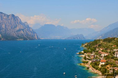 Göldeki güzel tatil köyü, arka plandaki dağlar. 