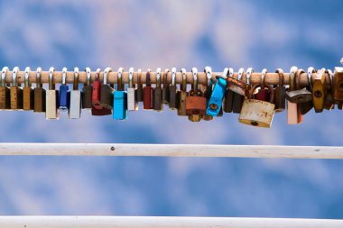 Demir çitin üzerindeki paslı asma kilitler, sonsuz aşkın sembolü. 