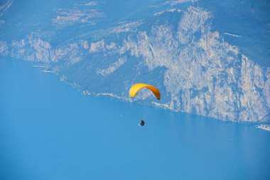 Hava sporu, paraşütçü paraşütçü gökyüzünde uçan, aksiyon sporu 