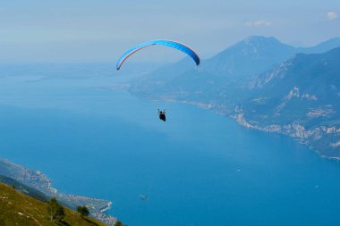 Hava sporu, paraşütçü paraşütçü gökyüzünde uçan, aksiyon sporu 