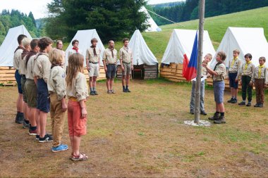 Ormanda kamp, izci üniforması giyen insanlar. 