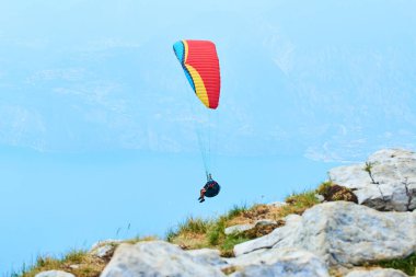 Mavi gökyüzü ve paraşütçü gökyüzünde paraşütle atlıyor 