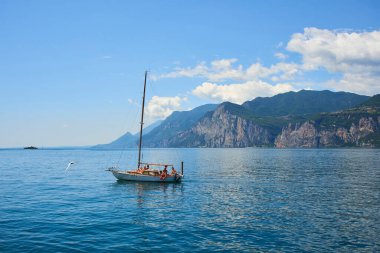 Su üstünde yüzen tekneli göl 