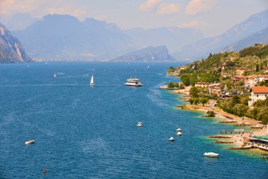 Göldeki güzel tatil köyü, arka plandaki dağlar. 