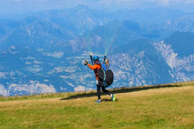 Paraşütçü adam uçmaya hazırlanıyor, dağlarda aksiyon sporu 