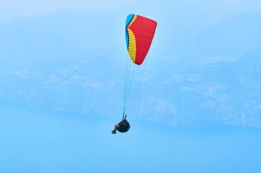 Hava sporu, paraşütçü paraşütçü gökyüzünde uçan, aksiyon sporu 