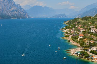 Göldeki güzel tatil köyü, arka plandaki dağlar. 