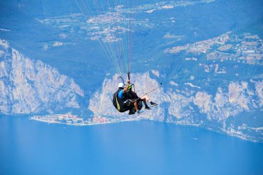 Gökyüzünde uçan paraşütçüler, aksiyon sporu 