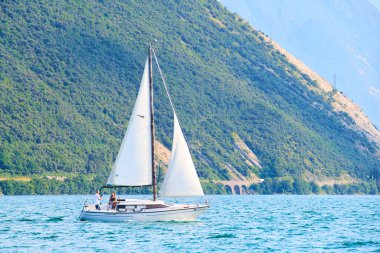 Mavi deniz suyunda yelkenli. 