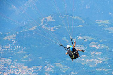 Gökyüzünde paraşütçü, dağlarda aksiyon sporu 