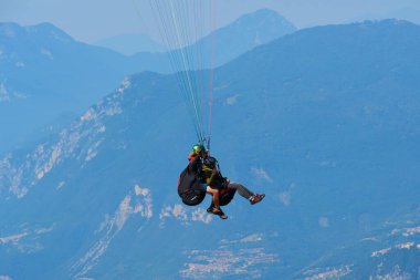 Gökyüzünde uçan paraşütçüler, aksiyon sporu 