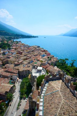 Güzel manzara, dağlardaki mavi göl suyu ve küçük kasaba binaları. 