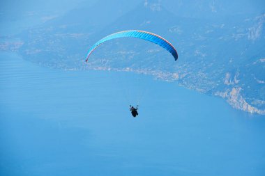 Gökyüzünde paraşütçü, dağlarda aksiyon sporu 