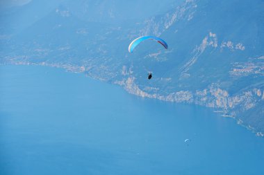 Hava sporu, paraşütçü paraşütçü gökyüzünde uçan, aksiyon sporu 