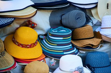 straw and summer season hats on the shelves in market 