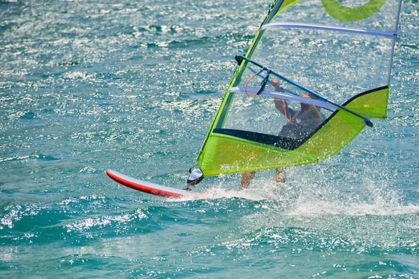 Ιστιοπλοΐα Και Σέρφινγκ Άνθρωπος Στη Θάλασσα Windsurfing Αθλητική Δραστηριότητα Καλοκαίρι — Φωτογραφία Αρχείου