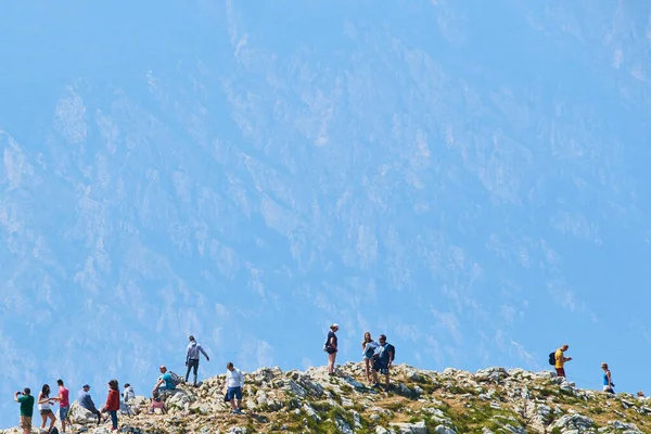 Landschap Uitzicht Mensen Staan Rotsachtige Bergen — Stockfoto