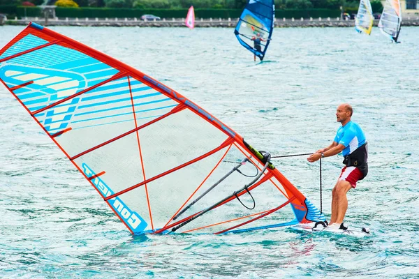 Persone Windsurf Sul Lago Sport Acquatici — Foto Stock