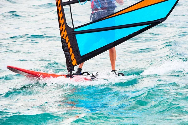 Hombre Vela Surf Mar Deporte Acuático — Foto de Stock