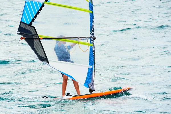 Żeglarstwo Surfing Kobieta Wodzie Morskiej Windsurfing Aktywności Sportowej Lecie — Zdjęcie stockowe