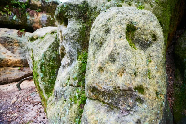 Bizarro Cabezas Piedra Caras Roca Esculturas Cabezas Gigantes Talladas Acantilados — Foto de Stock