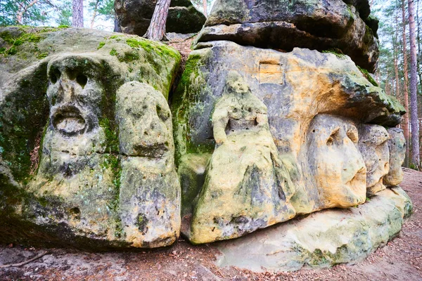 Cabeças Pedra Bizarro Rochas Esculturas Cabeças Gigantes Esculpidas Penhascos Arenito — Fotografia de Stock
