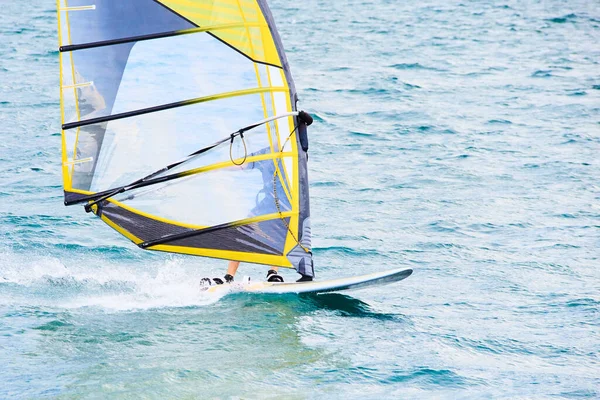 Sporty Wodne Żeglarstwo Windsurfing Morzu — Zdjęcie stockowe