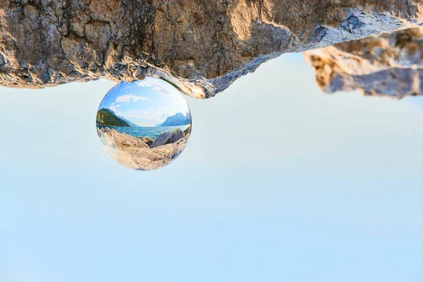 Image Envers Boule Verre Clair Sur Paysage Rocheux Photos De Stock Libres De Droits