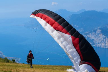 parachutists flying in sky, action sport 