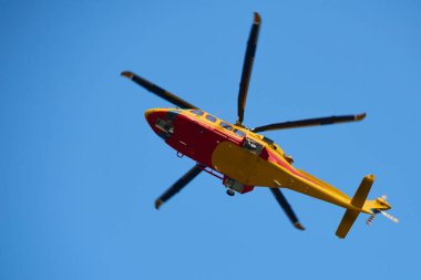 Mavi gün gökyüzünde uçan helikopter 