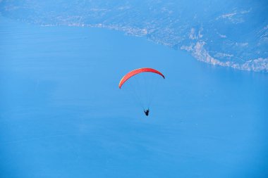 Hava sporu, paraşütçü paraşütçü gökyüzünde uçan, aksiyon sporu 