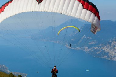 Gökyüzünde uçan paraşütçüler, aksiyon sporu 