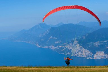 Dağlardaki yeşil çayır ve paraşütçü paraşütçü 