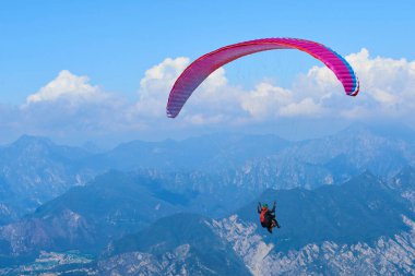 Hava sporu, paraşütçü paraşütçü gökyüzünde uçan, aksiyon sporu 