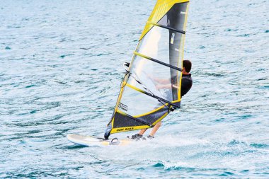 Deniz suyunda sörf ve yelkencilik, yazın rüzgar sörfü sporu. 