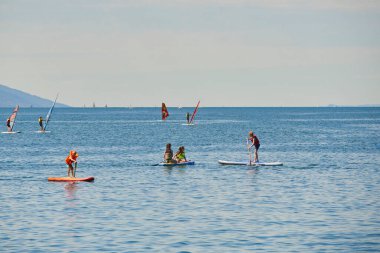 Deniz suyunda sörf yapan insanlar. 