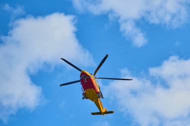 Mavi gün gökyüzünde uçan helikopter 
