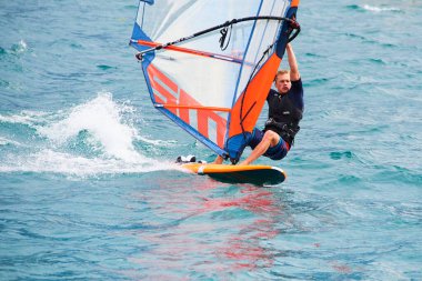 Denizde sörf ve sörf yapan adam, su sporu 